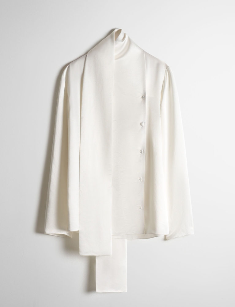 Блуза с воротником-завязкой