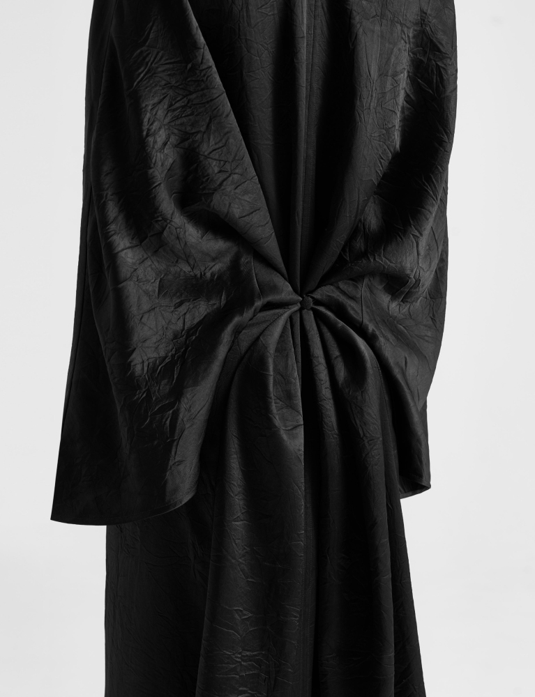 Платье объемное с разрезами 